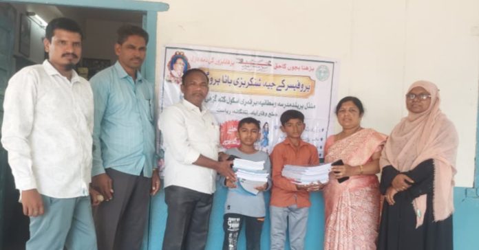 విద్యార్థులకు ఉచిత పాఠ్యపుస్తకాలు పంపిణీ