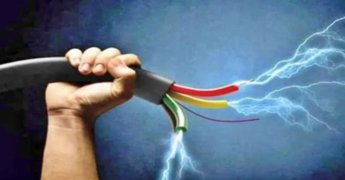 విద్యుదాఘాతంతో భార్యాభర్తలు మృతి