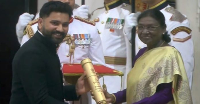 పద్మ శ్రీ అవార్డు అందుకున్న రోహిత్ శర్మ