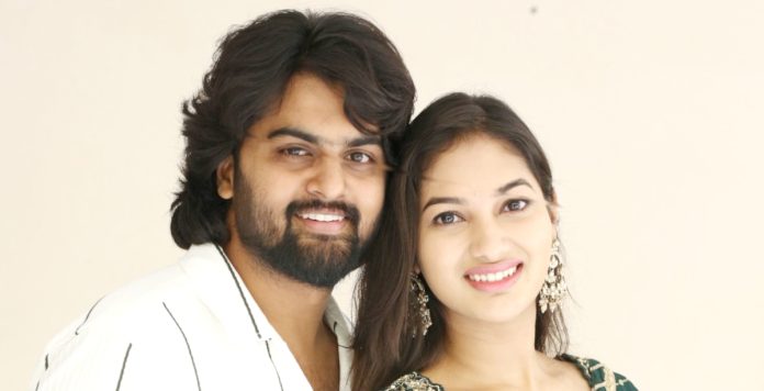 తెలంగాణ సామాజిక నేపథ్యంలో నీటి సమస్యలు, కుల వివక్ష, అణగారిన వర్గాల జీవిత పోరాటాలను ప్రతిబింబించే కథాంశంతో తెరకెక్కుతున్న చిత్రం‘సర్కారు బాయి’. ఈ సినిమా ఫస్ట్ లుక్ పోస్టర్‌ను ఫిలిం ఛాంబర్‌లో ఘనంగా విడుదల చేశారు. ఈ కార్యక్రమంలో దర్శక, నిర్మాత తమ్మారెడ్డి భరద్వాజ, తెలుగు దర్శకుల సంఘం అధ్యక్షుడు వీఎన్ ఆదిత్య ముఖ్య అతిథులుగా పాల్గొని పోస్టర్‌ను ఆవిష్కరించి, చిత్ర బృందానికి శుభాకాంక్షలు తెలిపారు. శ్రీరామ్ నిమ్మల, వర్షిక జంటగా నటిస్తున్న ఈ చిత్రానికి లారా దర్శకత్వం వహిస్తుండగా, తుమ్మల ప్రఫుల్ రాంరెడ్డి నిర్మిస్తున్నారు. తెలంగాణలో 80 దశకంలో జరిగిన వాస్తవ సంఘటనల ఆధారంగా ఈ చిత్రాన్ని ప్రేక్షకుల ముందుకు తీసుకొస్తున్నారు. తమ్మారెడ్డి భరద్వాజ మాట్లాడుతూ,నీటి సమస్య అనేది కేవలం ఒక ప్రాంతానికే పరిమితం కాదు. ఇప్పటికీ అనేక ప్రాంతాల్లో ప్రజలు నీటి కోసం ఇబ్బందులు పడుతున్నారు. అలాంటి కీలకమైన అంశాన్ని కథాంశంగా తీసుకుని సినిమా రూపొందించడం ఆనందంగా ఉంది. ప్రస్తుతం తెలుగు చిత్ర పరిశ్రమలో తెలుగు అమ్మాయిలకు మంచి అవకాశాలు లభిస్తున్నాయి. ఈ సినిమాలో నటించిన హీరోయిన్‌కు మంచి భవిష్యత్తు ఉంటుందని నమ్ముతున్నాను` అని అన్నారు. 'ఈ చిత్ర కథాంశం చాలా ఆసక్తికరంగా ఉంది. ప్రస్తుతం ప్రేక్షకులు కంటెంట్‌కు ప్రాధాన్యత ఇస్తున్నారు. మంచి కథతో వచ్చే సినిమాలను ఆదరిస్తున్నారు. ఇలాంటి సబ్జెక్టులతో సినిమాలు నిర్మించే నిర్మాతలు ఉండటం పరిశ్రమకు గొప్ప విషయం` అని తెలుగు దర్శకుల సంఘం అధ్యక్షుడు వీఎన్ ఆదిత్య చెప్పారు. హీరో శ్రీరామ్ నిమ్మల మాట్లాడుతూ, 'నాపై నమ్మకం ఉంచి అవకాశం ఇచ్చిన దర్శకుడు లారాకి కృతజ్ఞతలు. నిర్మాత ప్రఫుల్ రాంరెడ్డి మాకు కుటుంబ పెద్దలాంటివారు` అని అన్నారు. 'ఈ కథ విన్న వెంటనే ఇది జాతీయ అవార్డు స్థాయి సినిమా అవుతుందనే నమ్మకం కలిగింది` అని హీరోయిన్ వర్షిక తెలిపారు. దర్శకుడు లారా మాట్లాడుతూ, 'చరిత్రలో మరుగున పడిపోయిన ఓ భావోద్వేగ కథను ఈ సినిమా ద్వారా ప్రేక్షకుల ముందుకు తీసుకొస్తున్నాం. ‘సర్కారు బాయి’ వద్ద అణగారిన వర్గాలకు నీళ్లు ఇవ్వకుండా జరిగిన అన్యాయాలు, వారు ఎదుర్కొన్న కష్టాలు, కన్నీటి గాథ ఈ చిత్రానికి మూలకథ. 1985లో జరిగిన కొన్ని వాస్తవ సంఘటనలు, కుల వివక్ష, సామాజిక అసమానతలను ఆధారంగా చేసుకుని ఈ చిత్రాన్ని తెరకెక్కిస్తున్నాం. తెలంగాణలో జరిగిన ఓ హృదయ విదారక సంఘటనను తెరపై ఆవిష్కరిస్తున్నాం`అని తెలిపారు. 'నిజంగా జరిగిన సంఘటనల ఆధారంగా ఈ చిత్రాన్ని నిర్మిస్తున్నాం. సమాజానికి సందేశాన్ని అందించే ఈ సినిమా ప్రేక్షకుల హృదయాలను తాకుతుందని నమ్ముతున్నాను. త్వరలోనే ఈ సినిమా షూటింగ్ ప్రారంభిస్తాం` అని నిర్మాత తుమ్మల ప్రఫుల్ రాంరెడ్డి చెప్పారు.