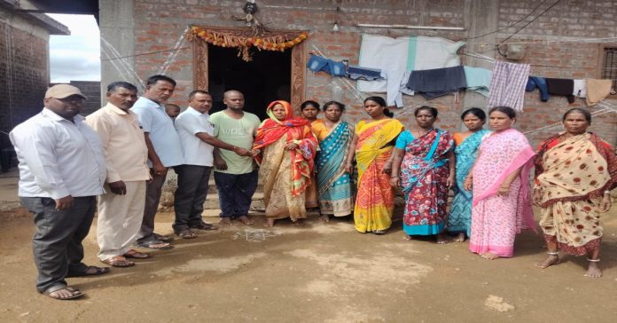 మృతుని కుటుంబానికి ఆర్థిక సాయం
