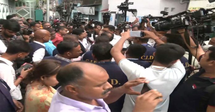మమతా బెనర్జీ ఇంట్లో సీఐడీ సోదాలు