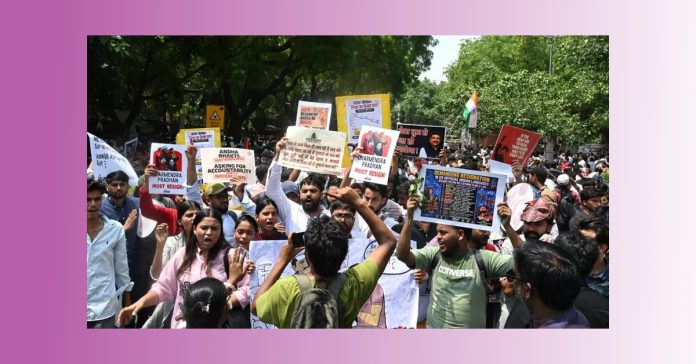 మరోసారి జంతర్మంతర్ వద్ద కాక్రోచ్ జనతా పార్టీ నిరసన