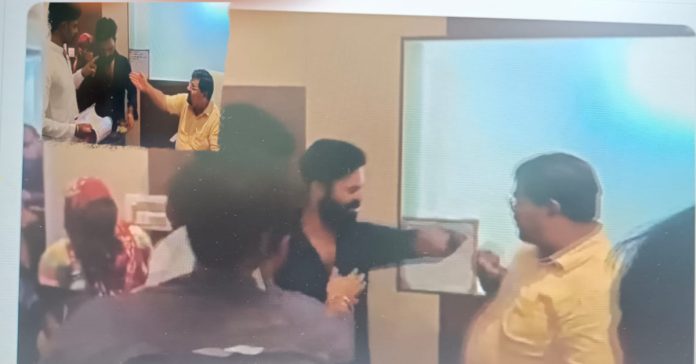 యూపీలో ఉన్నతాధికారి అవినీతిని ప్రశ్నించిన కార్మికుడు