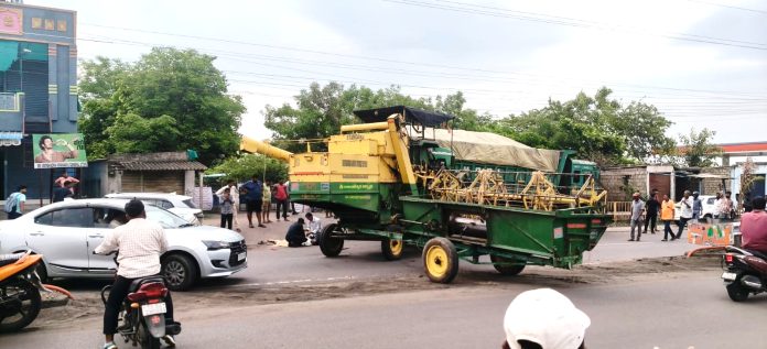 చెల్పూరు ఆర్టీవో కార్యాలయం ముందు బొగ్గు లారీ బీభత్సం