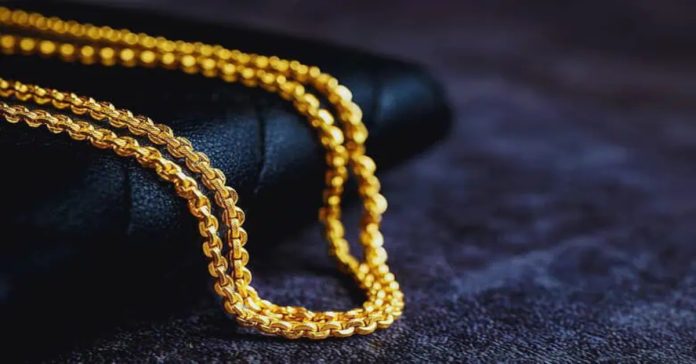 Thief snatched a gold chain from a woman's neck.