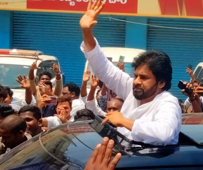 అభిమాని ‘నిరంజన్’కు పవన్ కళ్యాణ్ పరామర్శ