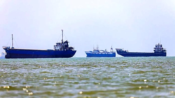 Hormuz closed again