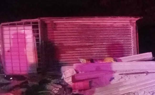 వాహనం బోల్తా..ముగ్గురి మృతి