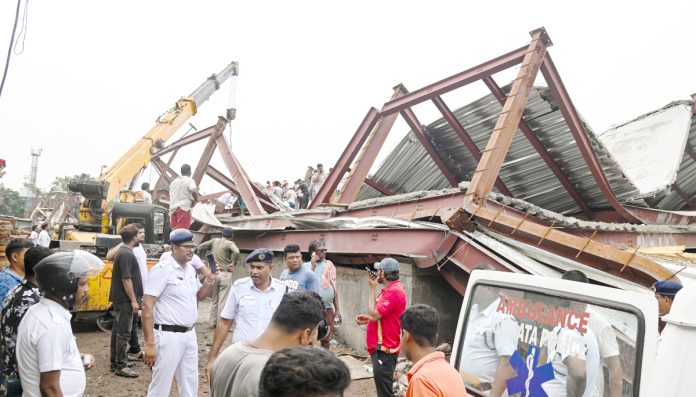 కోల్కతాలో కూలిన గోడౌన్