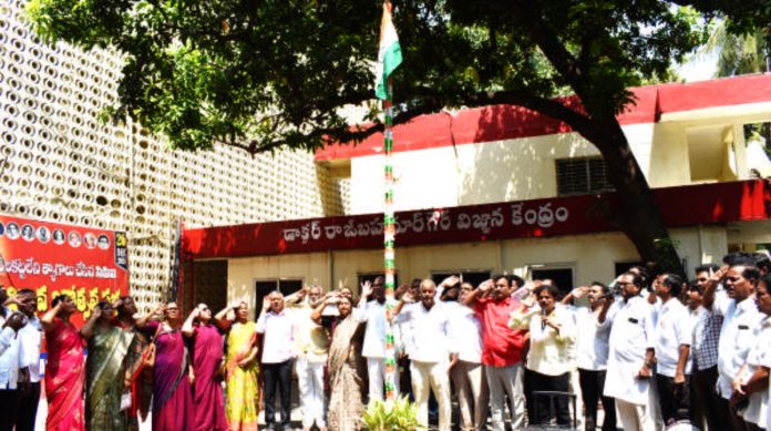 జాతీయ జెండా ఆవిష్కరణలో కూనంనేని