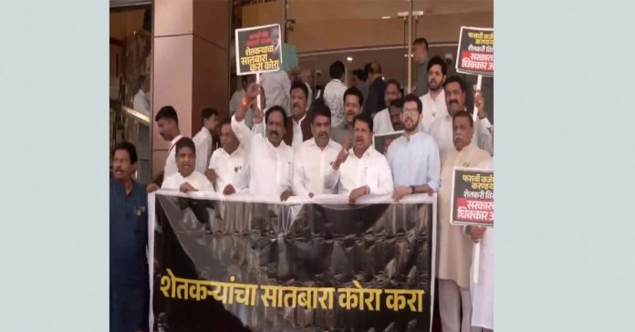మహారాష్ట్ర అసెంబ్లీలో ప్రతిపక్షాల ఆందోళన