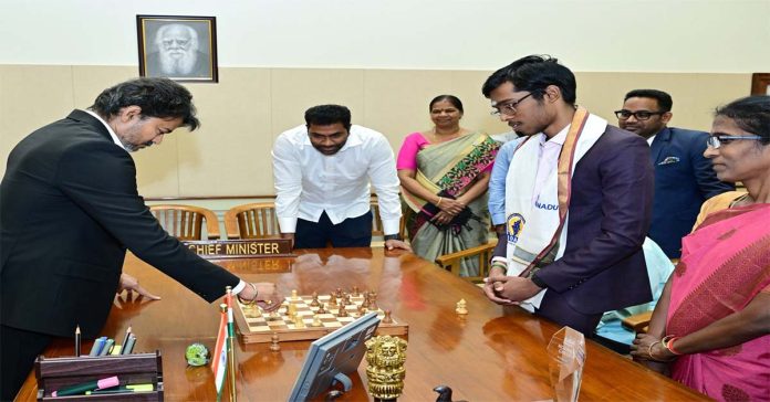 చెస్ దిగ్గజం ప్రజ్ఞానందకు నగదు పురస్కారం
