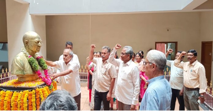 ప్రజా కోణంలో వార్తలను విశ్లేషించడంలో ఆధునిక మీడియా వెనుకబడింది