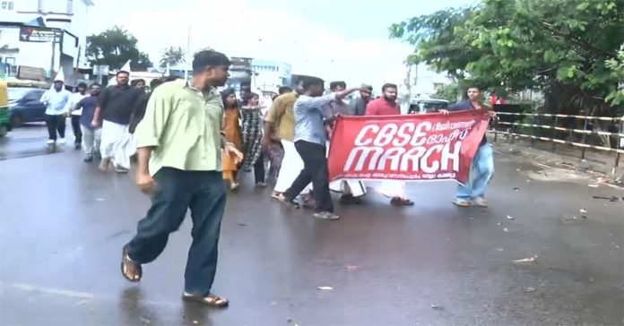 కేరళం CBSE కార్యాలయం ఎదట SFI ఆందోళన