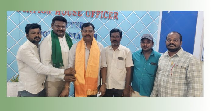 టిప్పర్ అసోసియేషన్ ఆధ్వర్యంలో ఎస్ఐ మహేందర్ కుమార్ కు సత్కారం