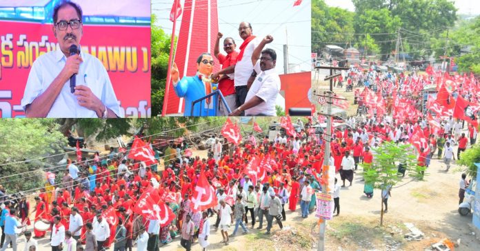 Red flag parade with thousands of people in Mudigonda