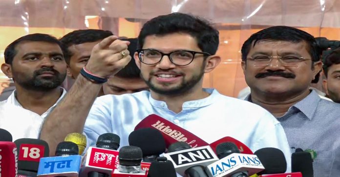 ఫడ్నవీస్ డర్టీ పాలిటిక్స్ పై దృష్టి పెట్టారు: ఆతిథ్య ఠాక్రే