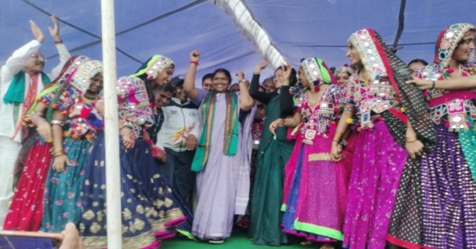 బంజారా చిన్నారులతో నృత్యం…
