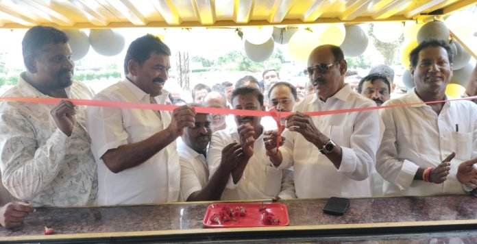 Former MLA Bajireddy inaugurates Chai Bunk Cafe.