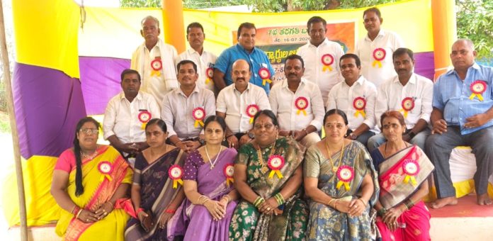 తిరుమలయ్య ఆలయం వద్ద అ”పూర్వ”కలయిక