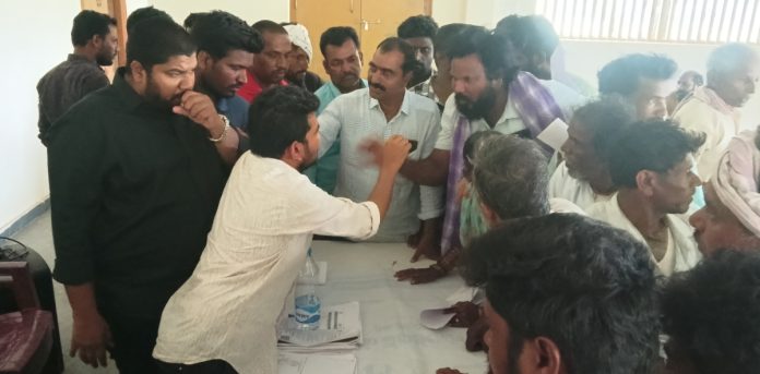 పత్తి విత్తనాల పంపిణీలో గందరగోళం.. ఏఈఓలతో రైతుల వాగ్వాదం