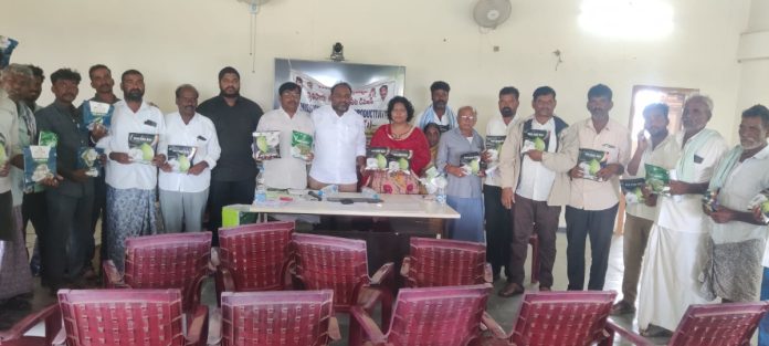 రైతులకు పత్తి విత్తనాల పంపిణీ