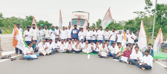 రాహుల్ గాంధీ అరెస్టుకు నిరసనగా జాతీయ రహదారిపై రాస్తారోకో