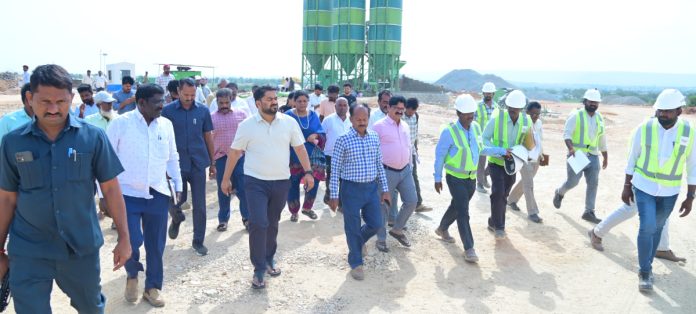 నాణ్యతలో రాజీ వద్దు.. నిర్మాణ పనులు వేగవంతం చేయాలి: కలెక్టర్