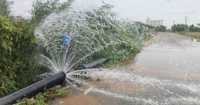 మిషన్ భగీరథ పైప్ లీక్..త్రాగునీరు వృధా