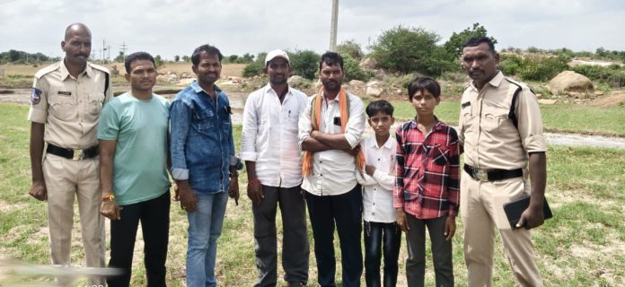 తండ్రిని, ఇద్దరి పిల్లలను కాపాడిన పోలీసులు