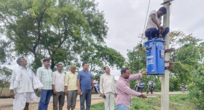 విద్యుత్ ఓవర్ లోడ్ సమస్యను పరిష్కరించిన సర్పంచ్