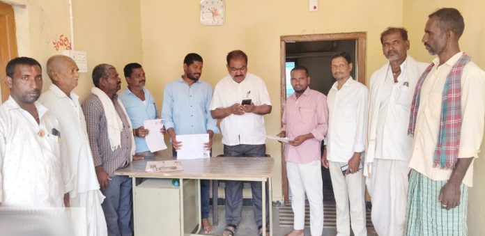 మహమ్మదాబాద్ లో ఎస్ఐఆర్ ఆన్ లైన్ ప్రక్రియను పరిశీలించిన ఎంపీడీఓ