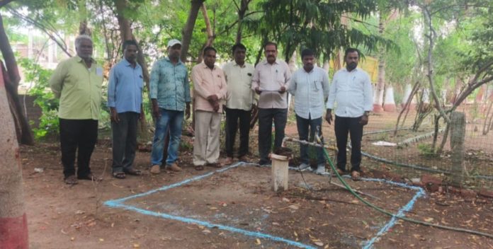 బోరుబావి పునరుద్ధరణ పనులకు మార్కౌట్ వేసిన ఎంపీడీఓ