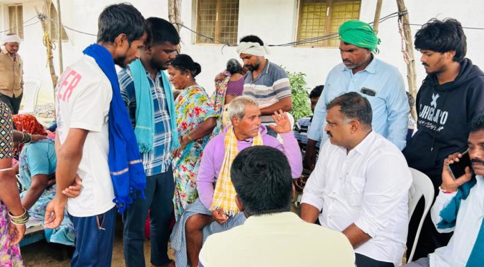 బాధిత కుటుంబానికి పరామర్శ, ఆర్థిక సాయం