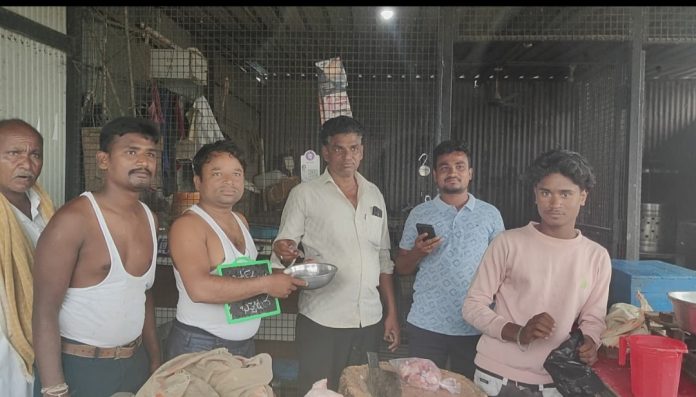 రోడ్లు బాగుచేయాలని ఉద్యమకారుడు బిక్షాటన