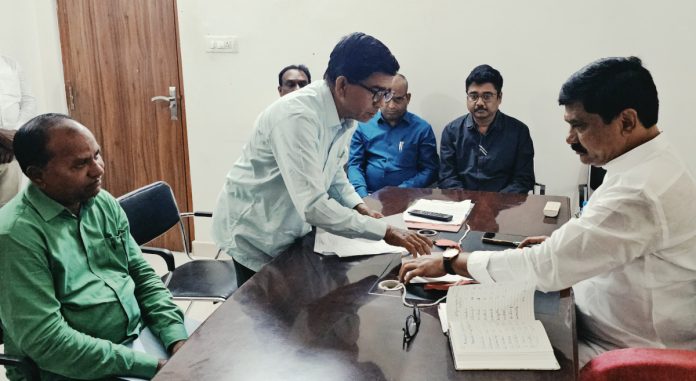 కళ్యాణ లక్ష్మి, షాదీ ముబారక్ బ్యాచ్ ఫైల్స్ పై ఎమ్మెల్యే సంతకాలు