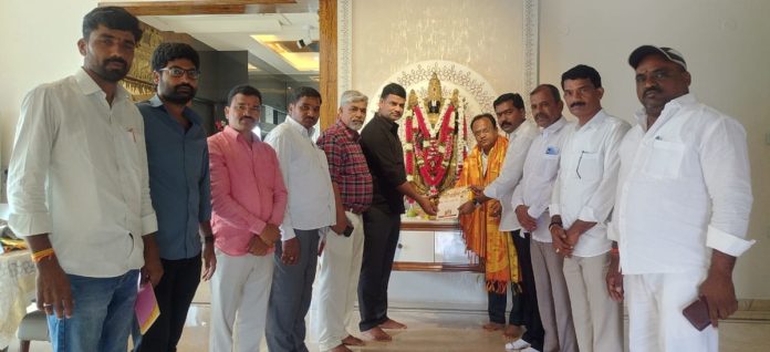 ఆలయ నిర్మాణానికి మాజీ ఎంపీపీ విరాళం
