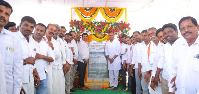 రోడ్డు అభివృద్ధి పనులకు ఎమ్మెల్యే శంకుస్థాపన