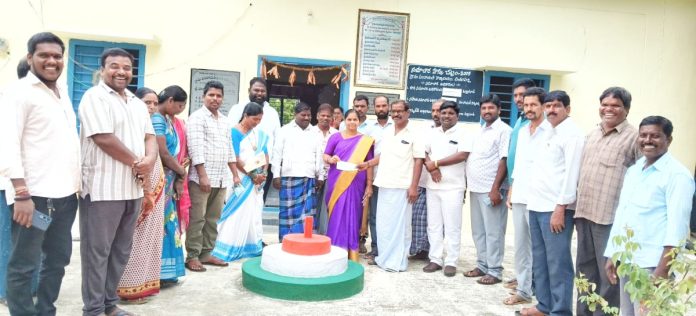 ఇంకుడు గుంతలకు చెక్కుల పంపిణీ