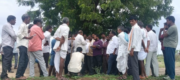ఆక్రమానికి గురైన చెరువును పరిశీలించిన అధికారులు