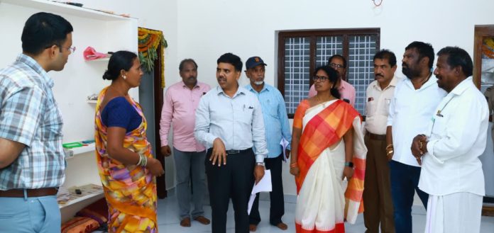 భూ నిర్వాసితుల ఇండ్లను పరిశీలించిన కలెక్టర్