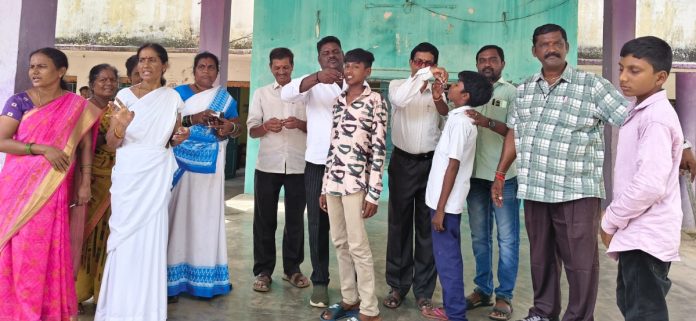 విద్యార్థులకు ఆల్బెండజోల్ మాత్రల పంపిణీ