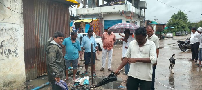 గ్రామాల్లో చెత్తాచెదారంతో నిండిపోయిన మురికి కాలువలు