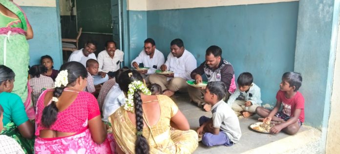 విద్యార్థులతో సామూహిక భోజనం చేసిన సర్పంచ్ రవి