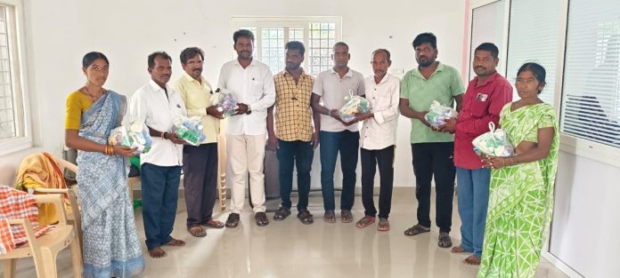 కార్మికులకు సంరక్షణ సామాగ్రి పంపిణి..