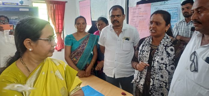 ‘ఆదర్శ’లో..అసభ్యం