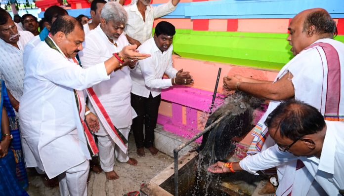 ఉమామహేశ్వర ఆలయంలో టీపీసీసీ చీఫ్ ప్రత్యేక పూజలు