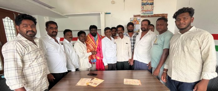 కాంగ్రెస్ మండల అధ్యక్షుడు మురళికి సన్మానం