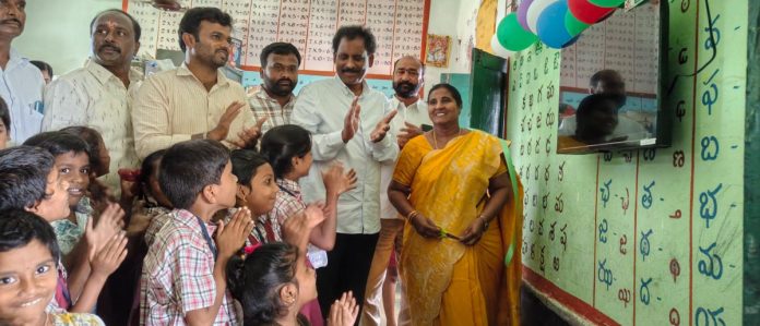 డిజిటల్ విద్యకు సర్పంచ్ పారిజాత చేయూత
